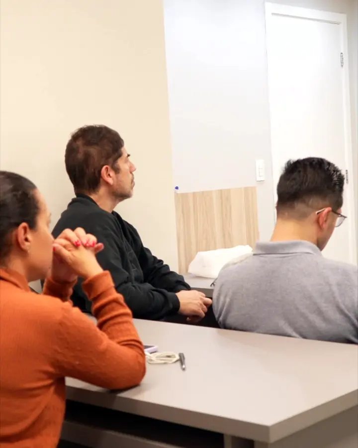 Alumnos siguiendo la clase en el aula
