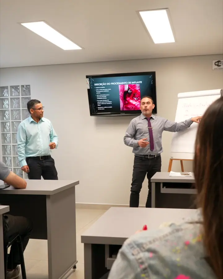 Docentes dirigiendo la clase teórica presencial